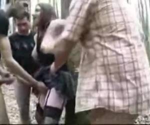 Milf amateur heeft een buitensex orgie