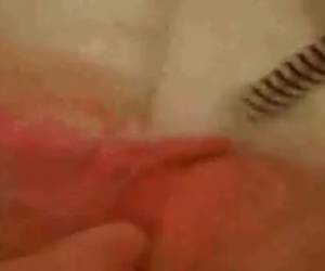 Het meisje ligt in bad met haar benen wijdt onder de kraan. Het water stroomt over haar clitje heen. Ze gaat snel klaar komen door de stimulatie met de waterstraal. Klaarkomen door de waterstraal