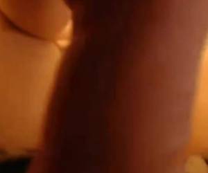 Smoking sexy webcam girl met dikke tieten legt haar kutje dicht bij de cam om te spelen.
