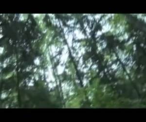 Dit jonge stel heeft al op heel wat gekke plekken sex gehad. Vandaag kunnen ze weer een seksplek van hun bucketlist af strepen, sex in de jungle. Ze pijpt h...