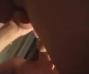 Ze verleid haar vriendje naar boven, eenmaal op het dakterras laat ze haar mooie tieten zien en neemt ze zijn mannelijkheid in haar mond. Geil afzuigen op het dakterras.