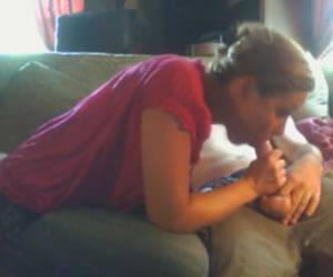 Wanneer ze haar uitgeputte ventje op de bank vind, kijkend naar tell sell weet ze hoe ze hem op kan beuren. Neemt zijn lul uit zijn broek en begint te pijpen.