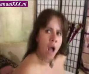 Ze is misschien al de veertig gepasseerd maar dit wil natuurlijk niet zeggen dat ze een stuk minder geil is integendeel