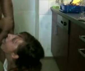 De plaats van een vrouw is aan het aanrecht en als ze daar dan toch bezig is geef je haar gelijk een beurt. Waarheid