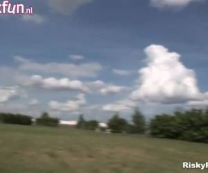 In de buitenlucht schud ze met haar blote billen.In de buitenlucht schud ze met de blote billen