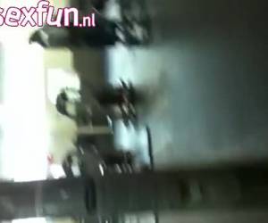 Hij zal wel niet veel gewicht aan het tillen zijn geweest. Hij heeft namelijk een erectie die boven zijn broek uit piept. Een mannelijke flasher dus. Maar hij word wel degelijk betrapt.Betrapt in de sportschool