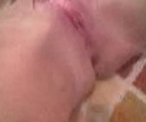 Sonja macht es sich Lekker over je kutje wrijven